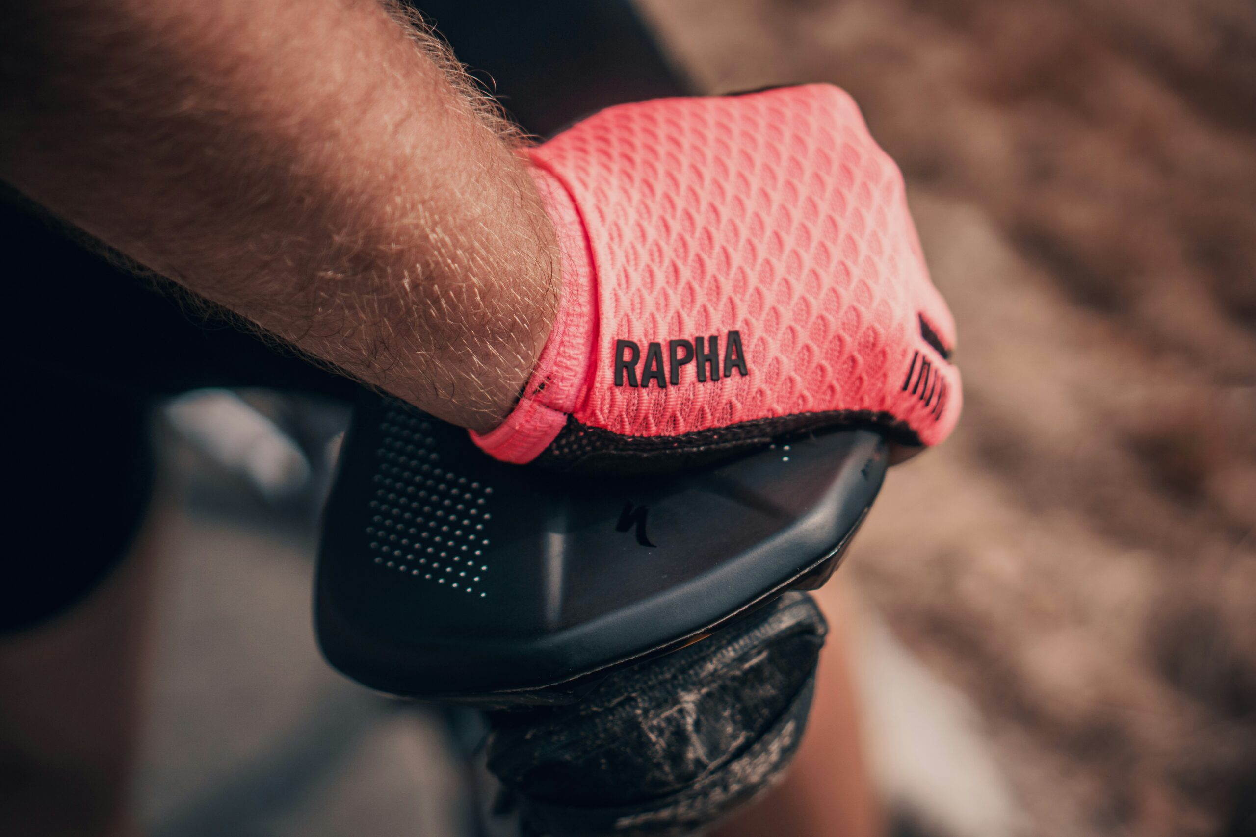 découvrez notre sélection de gants de cyclisme pour une protection optimale et un confort ultime pendant vos sorties à vélo.
