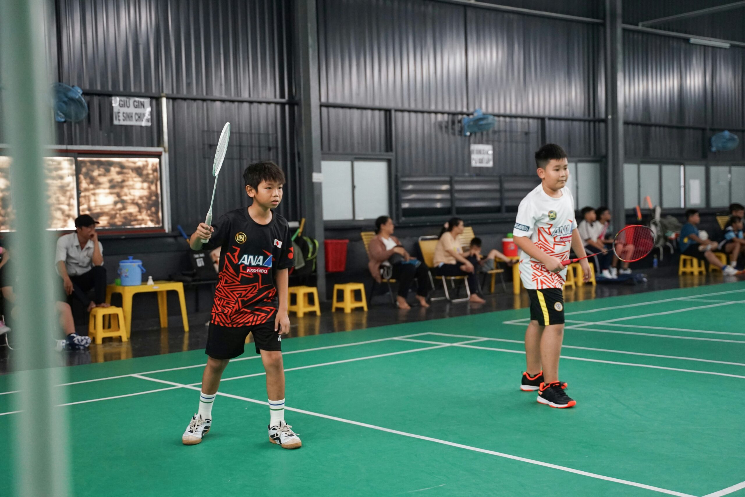 découvrez les règles essentielles du badminton pour jouer avec succès. apprenez les principes de base du jeu, les fautes à éviter et bien plus encore.