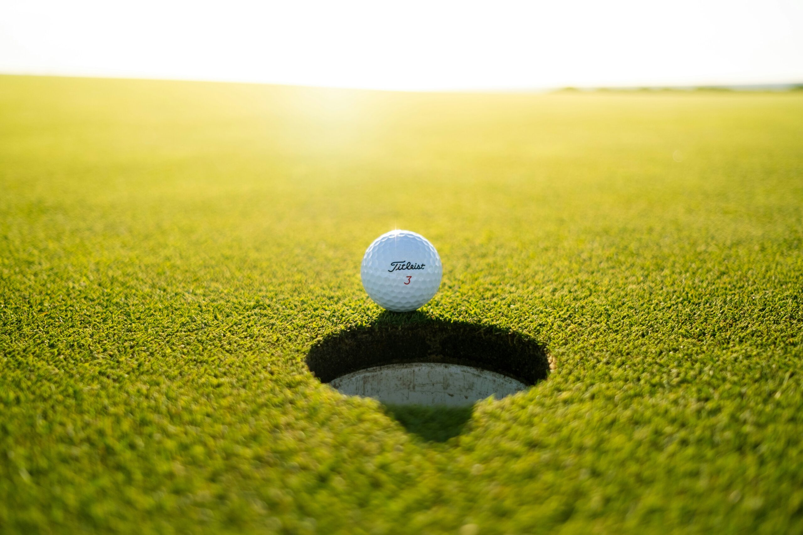 découvrez le plaisir du mini-golf dans un cadre enchanteur, et profitez de moments de détente en famille ou entre amis. réservez votre partie dès maintenant !